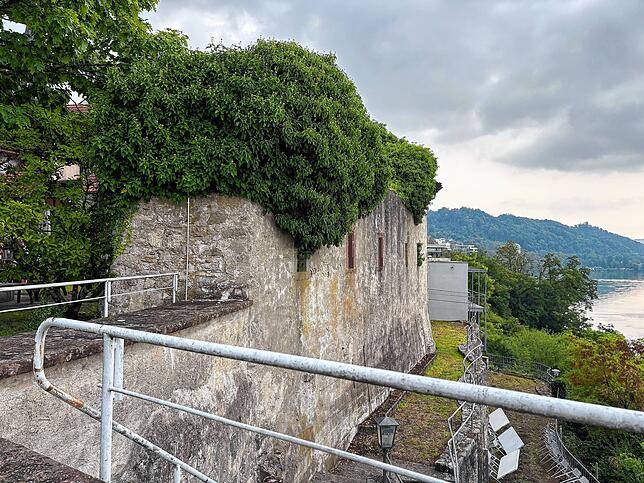 Einen Teil der alten Stadtmauern Richtung Rhein.