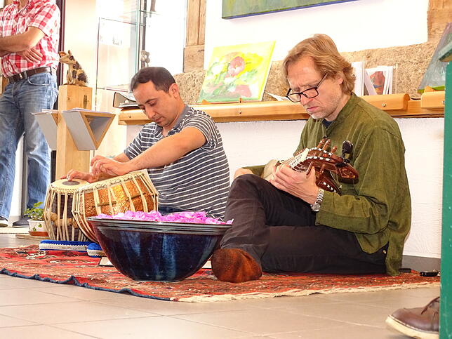 Zia Montaser und Bernd Geisler (von links) hatten mit afghanische Instrumente mitgebracht und faszinierten die Zuhörer mir einer Musik, ...