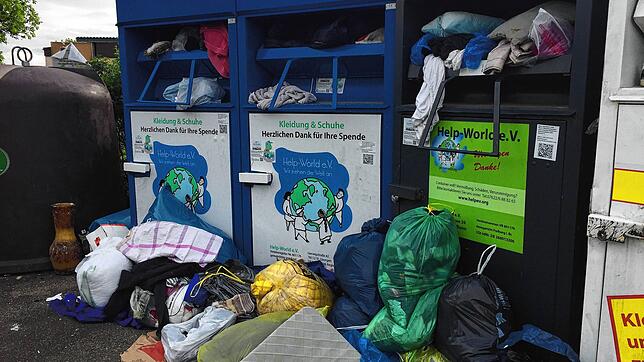 Die Altkleidercontainer im Landkreis Waldshut quellen derzeit über.