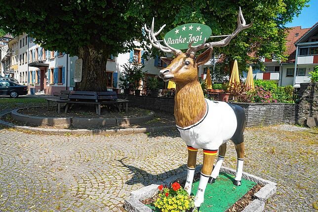 Das Wappentier für das Schönauer Städtle ,Hirsch „Fridu von der Linde“, wurde von Maler Asal mit einem Dankeschön an den ...