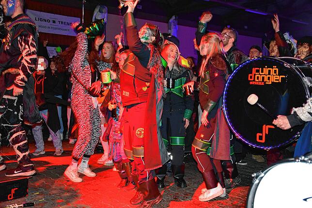 Bild 13: Gigantische Partynacht in Nöggenschwiel: 700 Guggenmusiker rocken mit DJs in drei Zelten!