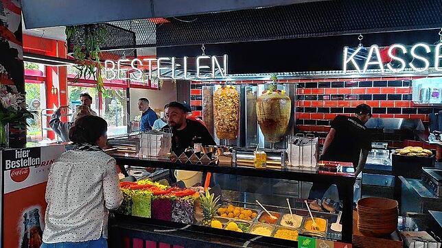 Bild 28: Hunderte Konstanzer warten auf den 1-Cent-Döner: Unglaubliche Szenen in Bildern festgehalten