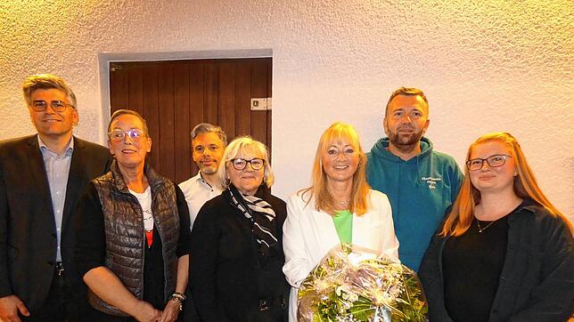 Das Team vom Dogerner Theaterverein um Vorsitzende Monika Karle (Vierte von rechts) freut sich auf die kommende Spielsaison (von links): ...