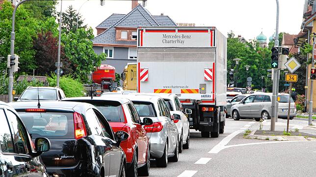 Gegen den täglichen Stau in Bad Säckingen (wie ihn unser Archivbild zeigt) und Waldshut könnte eine vierspurige A98 helfen. Davon ...