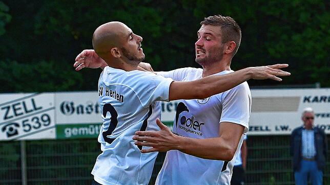 Jubel nach der &bdquo;Weltpremiere&ldquo;: Remo Laisa (links) erzielte mit nunmehr 33 Jahren sein erstes Kopfballtor überhaupt und ...