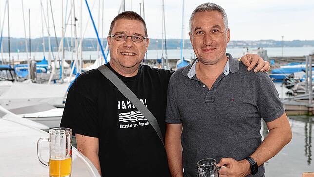 Bild 13: Endlich wieder Hafenfest! Trotz Wetterumschwung ist die Stimmung am ersten Tag hervorragend