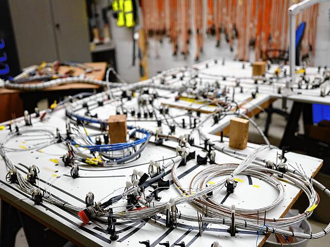 Ein kleiner Teil der Kabel, die in den Zeppelin eingebaut werden. Es handelt sich hier um die kurzen Stücke, die längsten sind etwas ...