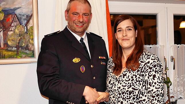 Per Handschlag wurde Theresa Schöller von Abteilungskommandant Thorsten Gulde offiziell verpflichtet: &bdquo;Mit Dir haben wir unsere ...