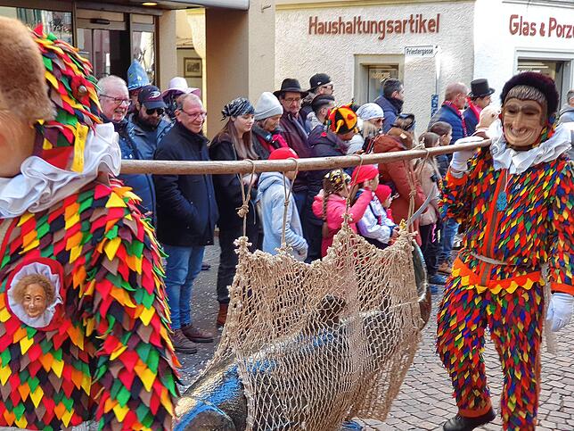 Bild 4: So bunt ist der Umzug beim großen Narrentreffen in Tiengen