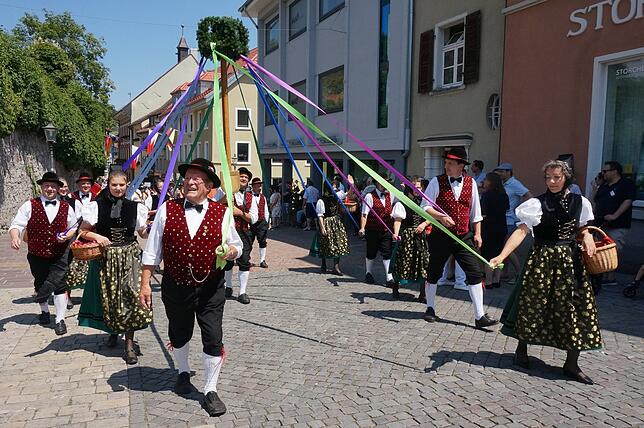 Mit Band: Die Trachtengruppe Breitnau zieht beim Umzug durch Tienges Hauptstraße mit ihrem Schleifenbaum die Blicke auf sich.