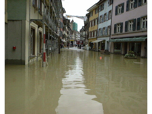 Bild 2: Als vor 20 Jahren der Rhein durch das Hotel Schiff floss: Spektakuläre Fotos vom Hochwasser in Rheinfelden