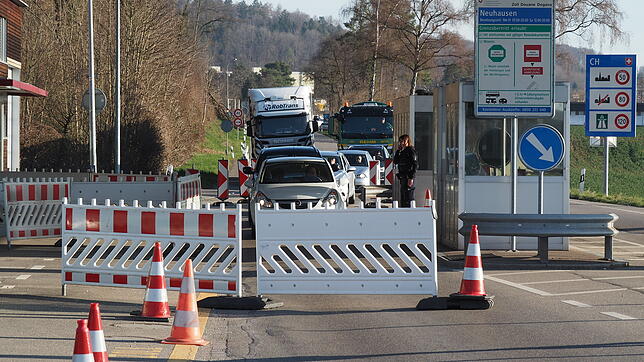 Der Verkehr staut sich am Zollamt Jestetten-Hardt.