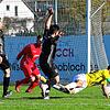 Dieser Zweikampf zwischen dem Marbacher Michael Effinger (Mitte) und dem Denkinger Tino Wagner (rechts) führte zum Strafstoß und 1:0 für ...