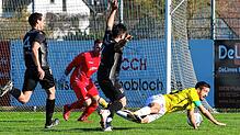 Dieser Zweikampf zwischen dem Marbacher Michael Effinger (Mitte) und dem Denkinger Tino Wagner (rechts) führte zum Strafstoß und 1:0 für ...