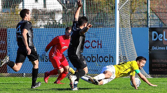 Dieser Zweikampf zwischen dem Marbacher Michael Effinger (Mitte) und dem Denkinger Tino Wagner (rechts) führte zum Strafstoß und 1:0 für ...