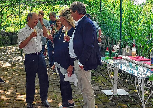 Sabine Müller-Schlingloff feiert ihren 20. Herzgeburtstag. Mit dabei sind die beiden Ärzte, die ihr in all den Jahren mehrfach das Leben ...