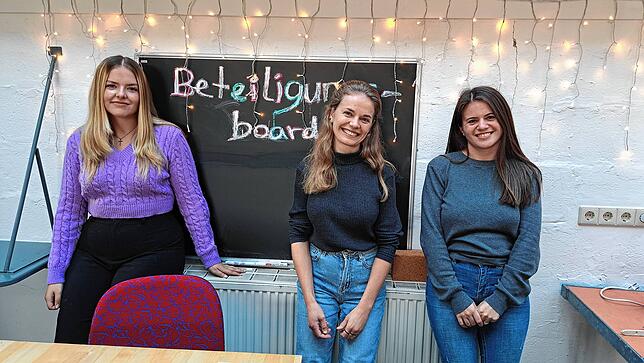 Xenia Reis, Alina Metzler und Anasztazia Ruzsilla vor dem Beteiligungsboard im Jugendcafé Zepp. Hier können Jugendliche alles ...
