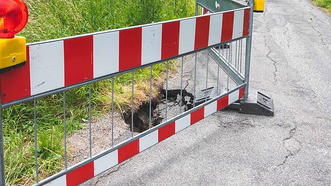 Über dem Biberbau ist die Straße eingebrochen. Ein Tiefbauunternehmen soll nun prüfen, ob die Straße noch weiter unterhöhlt wurde.