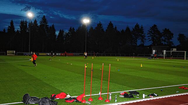 Das LED-Flutlicht am Kunstrasenplatz im Waldstadion des TuS Bonndorf ist überwiegend für Trainingsbetrieb eingeschaltet. Dazu genügen ...