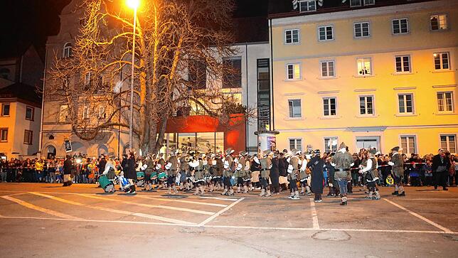 Bild 16: Die Fasnacht wird verbrannt. Hunderte Narren nehmen in Konstanz Abschied