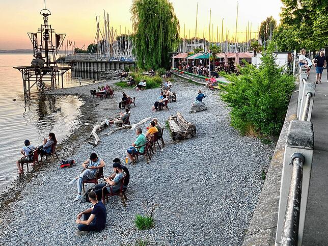 Schönes Plätzchen für den Sundowner: Chillen am Bodenseeufer vor dem Beachclub in Friedrichshafen.