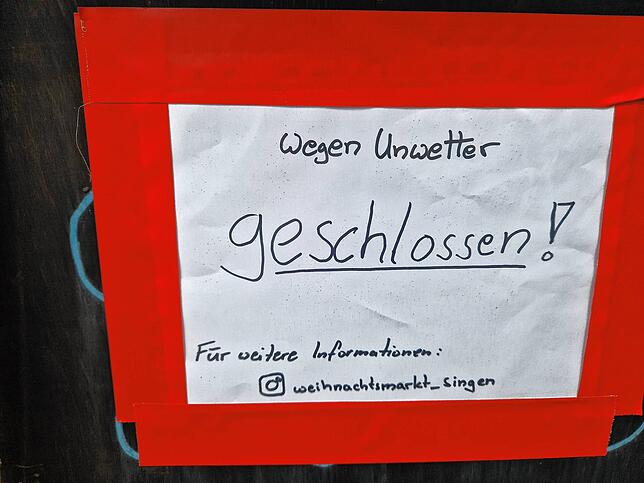 Das Schild verkündet, dass der Weihnachtsmarkt in Singen wegen Unwetter am Donnerstag geschlossen bleibt.