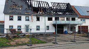 Nach dem verheerenden Brand stehen zwei Familien vor den Trümmern ihrer Existenz. Die Gemeinde hat inzwischen ein Spendenkonto ...