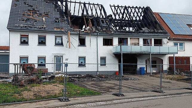 Nach dem verheerenden Brand stehen zwei Familien vor den Trümmern ihrer Existenz. Die Gemeinde hat inzwischen ein Spendenkonto ...