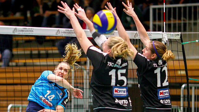 Was für ein Kracher: Martina Bradacova (links) durchbricht mit einem wuchtigen Schmetterschlag den Bretzenheimer Block. Bild: Klein