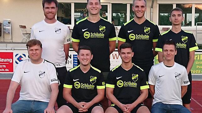 Neue Gesichter: Zur neuen Saison gibt es Zuwachs beim TuS Efringen-Kirchen. Vorstand Sport Maik Hess (vorn, links) und rainer Dennis ...