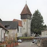 Blick von der Amalienstraße in Allmannsdorf auf den Kirchtum von St. Georg.