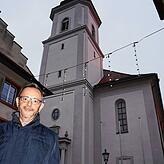 Pfarrer Ulrich Sickinger auf einem Archivbild vor der Waldshuter Liebfrauenkirche: Bald kommen zu den sechs historischen Glocken in ...