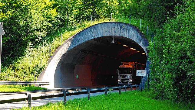 Der Bürgerwaldtunnel in Tiengen (Archivbild). Der A98-Abschnitt Tiengen-Lauchringen ist wegen Wartungsarbeiten in beiden Tunneln &ndash; ...
