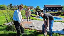 Auch junge Mitglieder, wie Tom Dagne (links) und Kai Schäfer helfen beim Vorbereiten des Wolterdinger Bads, was die Vorsitzende der SSF, ...