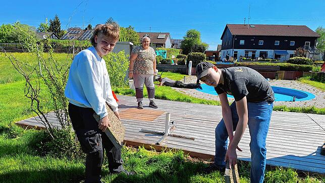Auch junge Mitglieder, wie Tom Dagne (links) und Kai Schäfer helfen beim Vorbereiten des Wolterdinger Bads, was die Vorsitzende der SSF, ...
