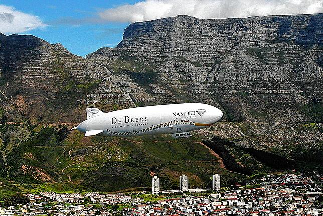 Der Zeppelin NT fliegt über Kapstadt in Südafrika am 7. September 2005.