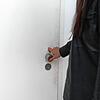 (Symbolbild) Immer wieder gelangen falsche Handwerker oder falsche Stadtwerke-Mitarbeiter in Wohnungen. Ihr Ziel: Geld, Schmuck und ...