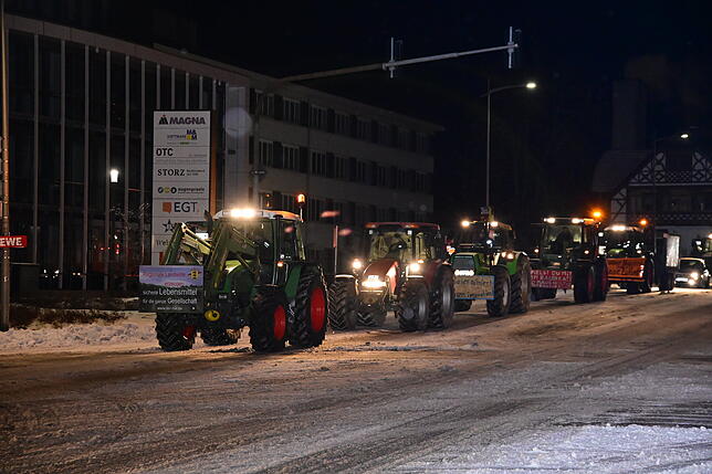 Rund 50 Traktoren fuhren am Montagmorgen um sechs Uhr durch St. Georgen.