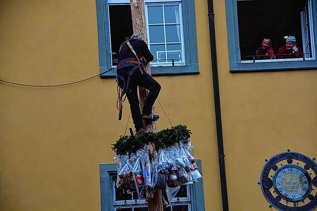 Bild 16: Bilder vom Narrenbaumstellen in Meersburg