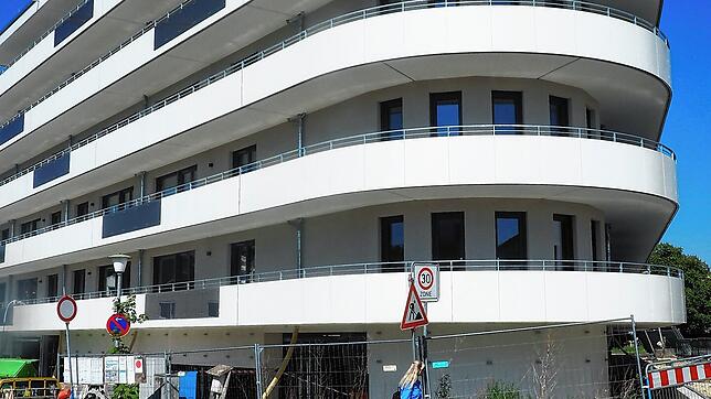 Die neue Wohnanlage an der Aacher Straße ist jetzt das Eingangstor der Stadt Engen. (Bild oben) Der Gebäudekomplex flacht nach hinten ...
