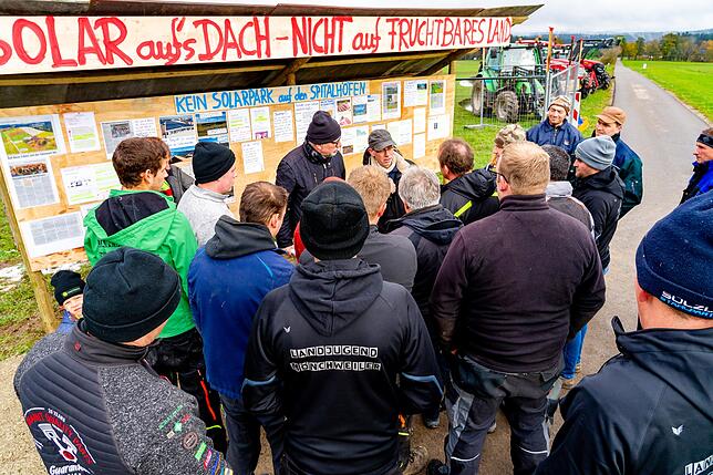 Projekt-Leiter Uwe Ilgemann von der BayWa und Armin Schott vom Stadtplanungsamt diskutieren mit den protestierenden Landwirten das Für ...