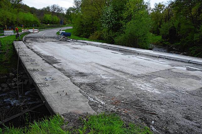 Bild 3: An der B313 schweben schon erste Brückenteile per Kran weg: Der Abriss beim Rißtorf-Kreisel kommt zügig voran