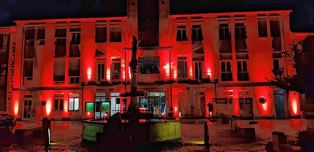 Das Hüfinger Rathaus rot erleuchtet.