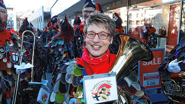 Bild 26: Konstanzer Fasnacht: Blätzlebuebe feiern den Auftakt 2023 auf dem Augustinerplatz