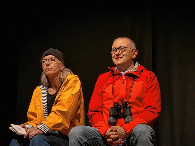 Mona (Lisi Asael) und Karl (Hans-Peter Sattler) beim Blick auf den Ammersee.