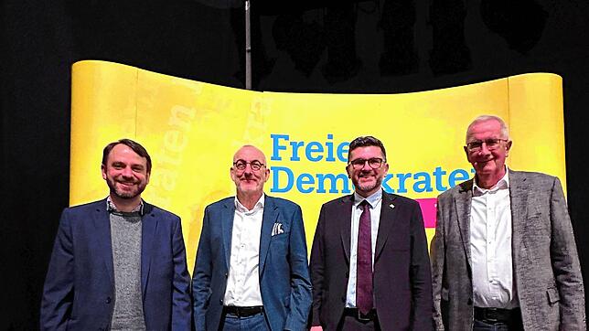 Andreas Anton (Kreisvorsitzender FDP Tuttlingen), Michael Steiger (Ersatzbewerber), Niko Reith (Bewerber), Ernst Burgbacher (MdB a. D.). ...