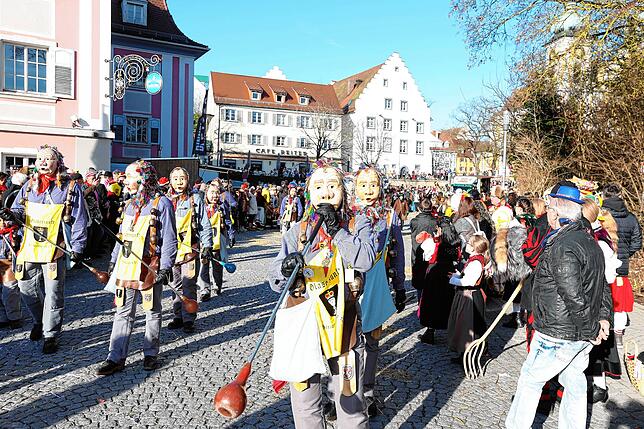 Bild 24: Tausende feiern beim Fasnachts-Umzug durch die Innenstadt