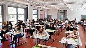 Am Montag sind 48 Schülerinnen und Schüler der Beruflichen Gymnasien der Zinzendorfschulen in Königsfeld zur ersten Abiturprüfung ...