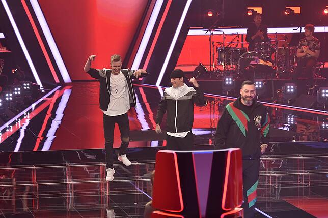 Phillip Lemanski (links) und Danny Fechtig (Mitte) nach ihrem Auftritt bei den Blind Auditions mit ihrem Coach Sido.