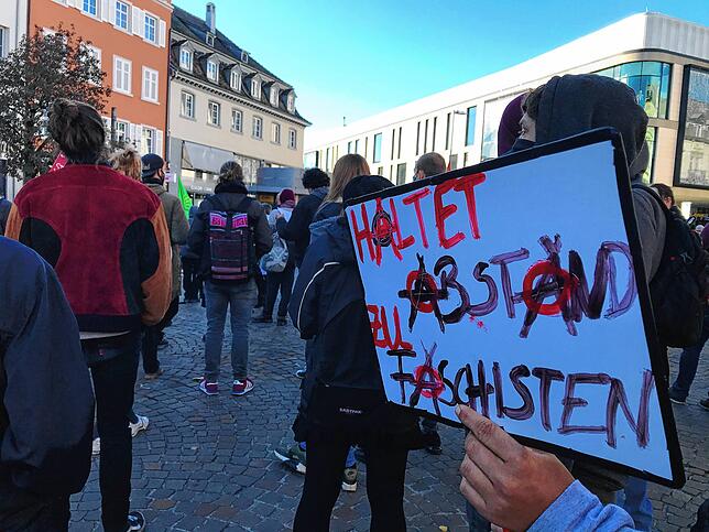 Demonstration der Antifa am Bodenplatz. Rund 100 Teilnehmer sind gekommen, um Position zu beziehen.